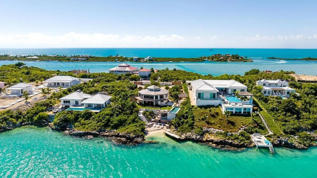 Stunning Villa, Private Beach, Pool, Guest House, Dock Providenciales